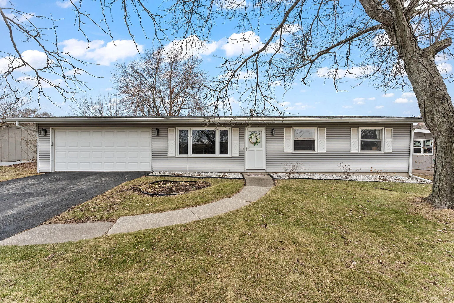 415 Sequoia Dr photo 1