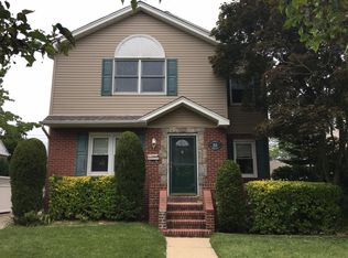 33 Sylvia Ln, New Hyde Park, NY 11040