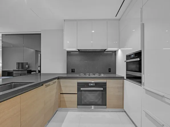 522 West 29th Street image 2 of 20