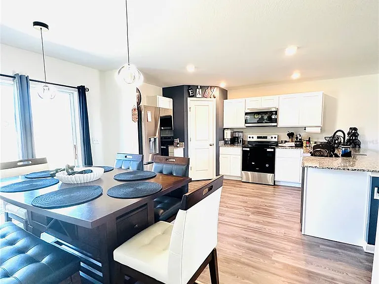 1053 Ambleside Dr — Photo 10