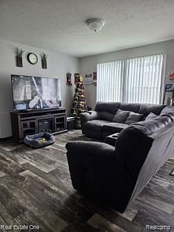 5th image of 27 Cardinal Hill Dr