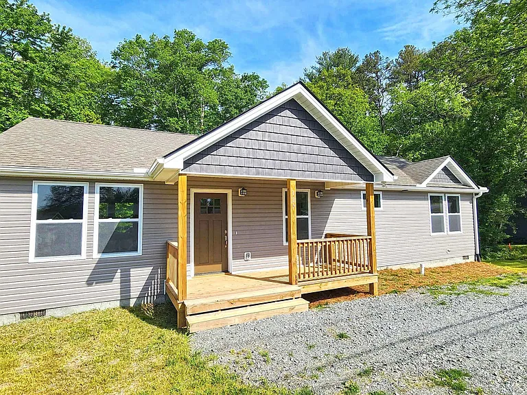 127 Hawthorne Dr — Photo 1