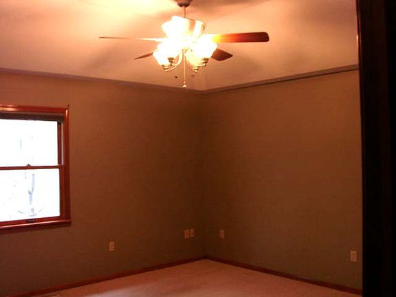 4th image of 6150 Oak Glade Ln