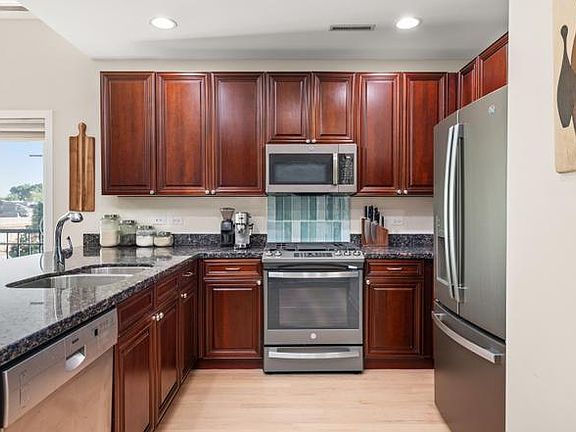 2nd image of 421 S Ridgeland Ave APT 3S