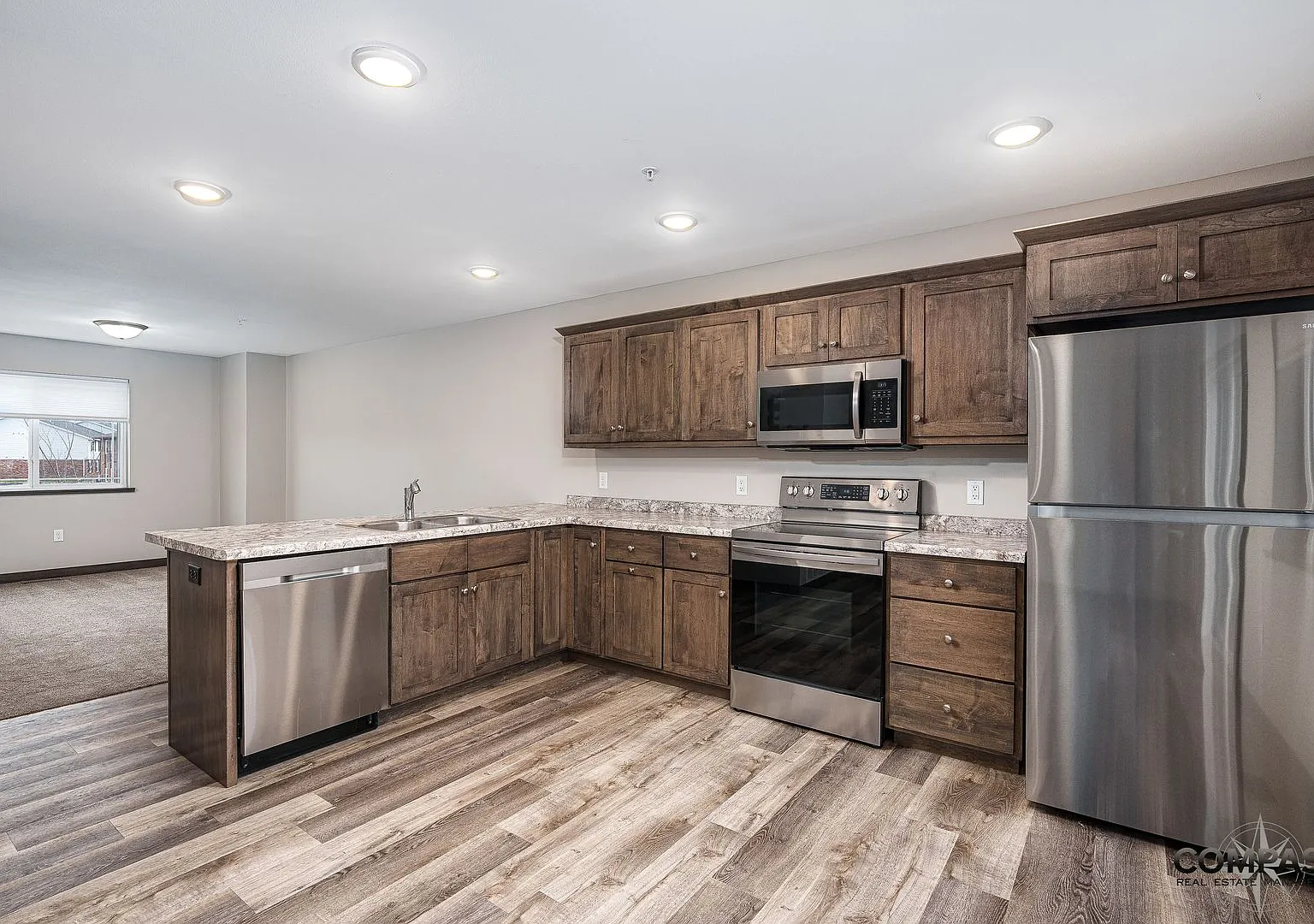 Spacious And Modern Townhome — Photo 1