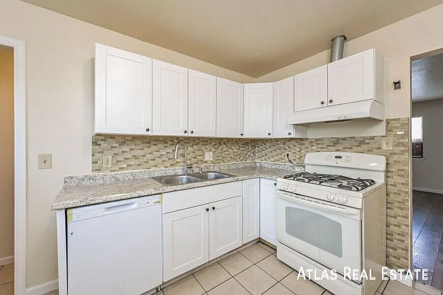 Fall Special!! $1,000 Move-In Special Rare 4br/2ba With Hardwood Floors! — Photo 4