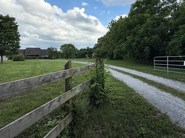 1033 Watts Rd, Trenton, KY 42286