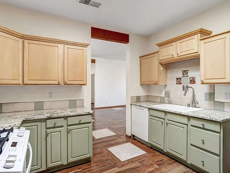 209 Manhattan Pl NW — Photo 7
