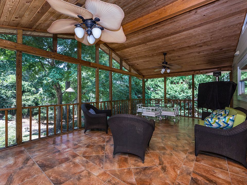 Huge screened porch