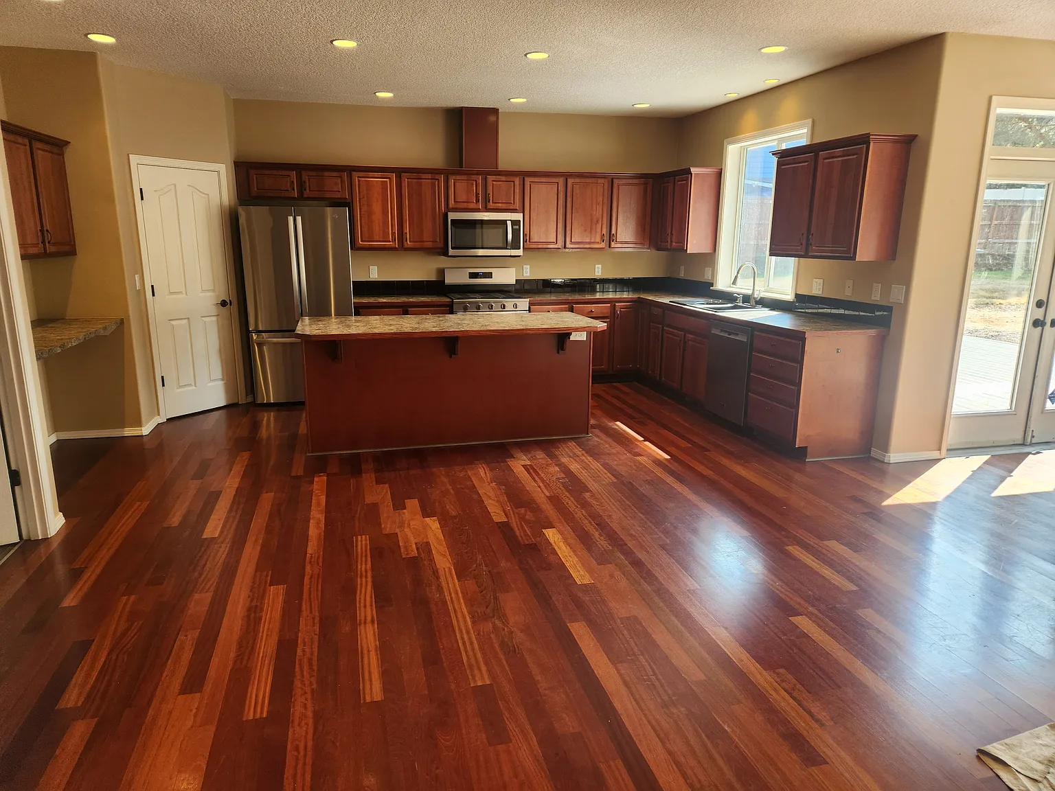 3 bed, 2895 sqft, $4,250 — Photo 2