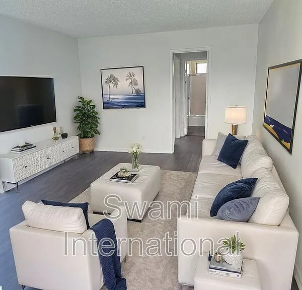 308 W Queen St #12 — Photo 1