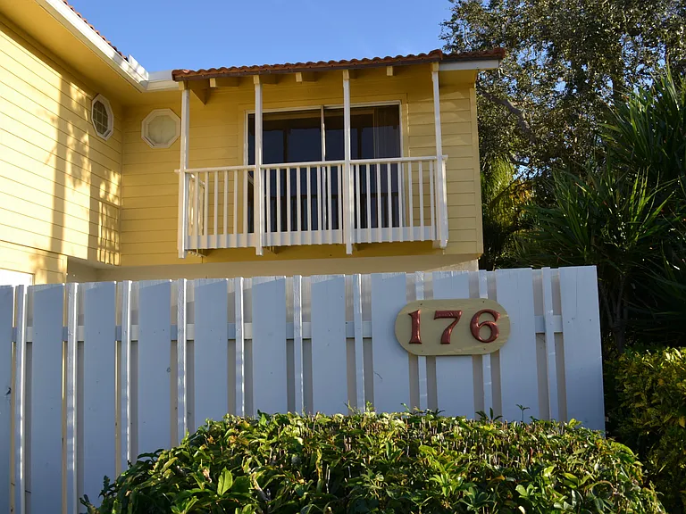176 Seabreeze Cir — Photo 1
