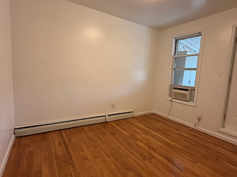 1433 Saint Lawrence Ave — Photo 6