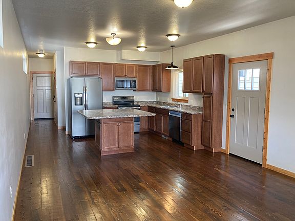 4th image of 2025 Mount Ave