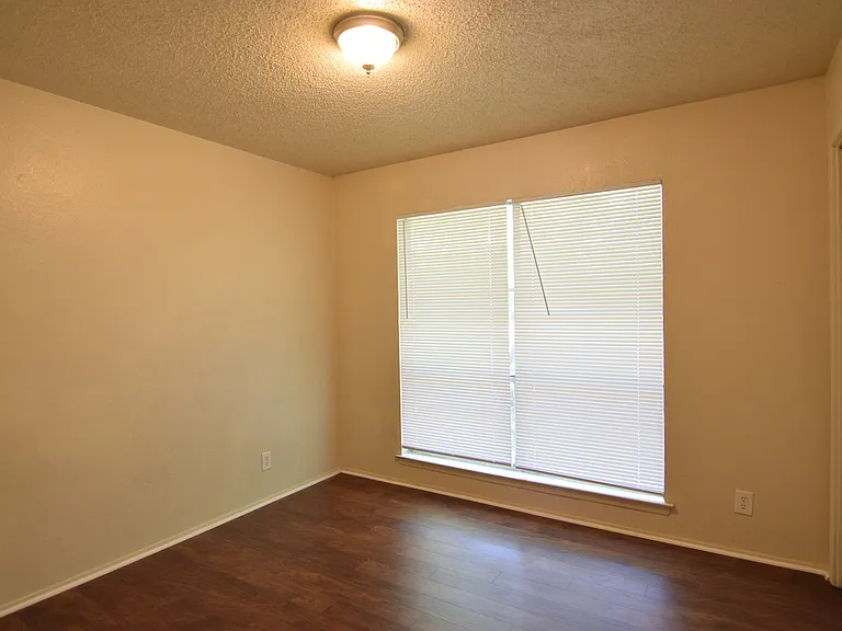 705 W Ave D, Belton — Photo 8