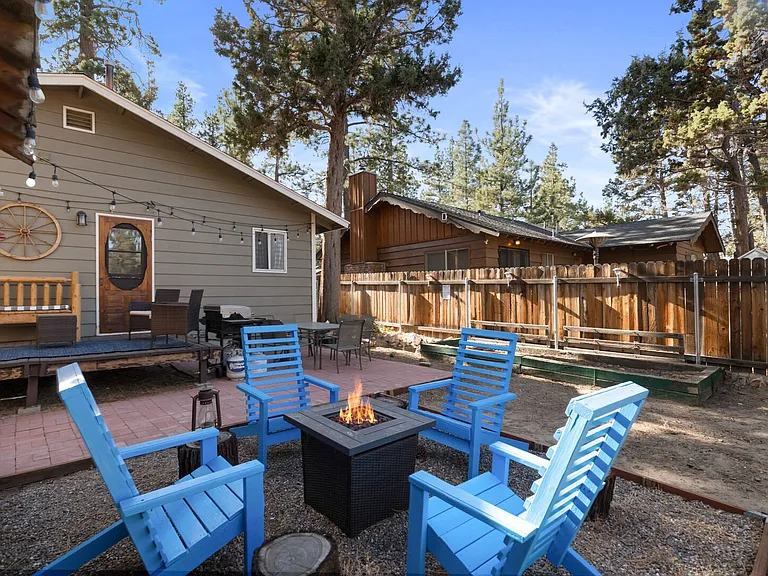 135 E Mojave Blvd — Photo 16