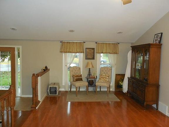 4th image of 901 Rue De Senonches Dr