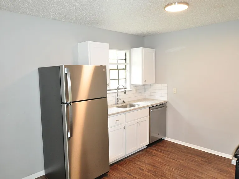 220 Joyce St — Photo 5