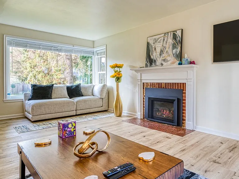 36th Ave NE — Photo 9