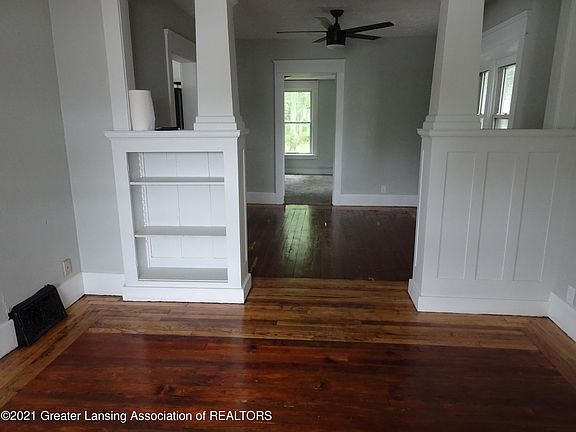 3rd image of 1036 E Saginaw St