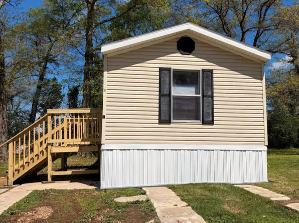 11 Deerwood Dr, Centralia, IL 62801