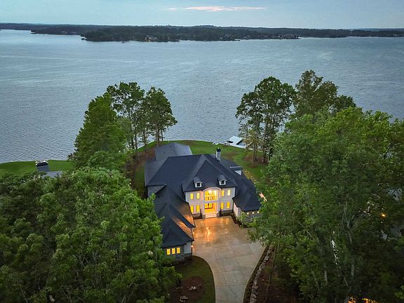 5th image of 137 Carolyn Dr