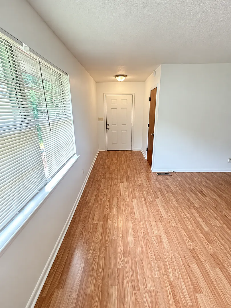2 Bedroom 1 Bathroom off Bonny Oaks! Housing Vouchers Accepted! — Photo 3