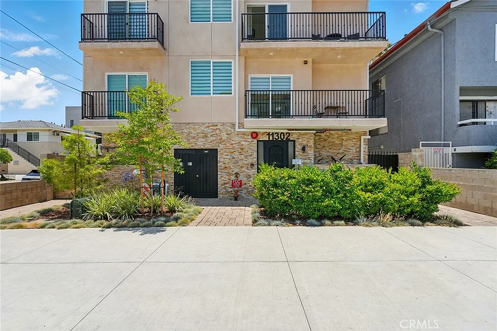 Building Photo - 11302 Morrison St #302