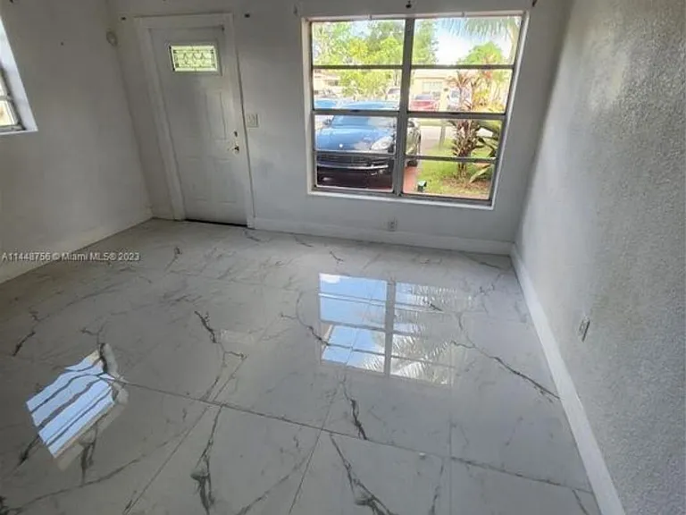 1420 N 70th Ave — Photo 2