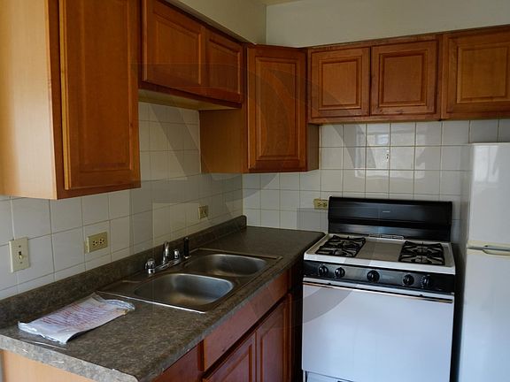 4th image of 510 W Briar Pl APT 408