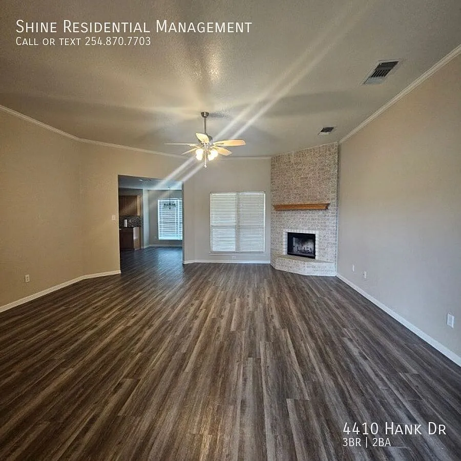 Corner lot home with large yard — Photo 4