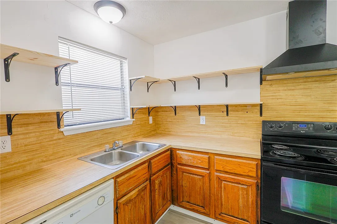 2 bed, 6.0 bath, 4508 sqft, $1,095 — Photo 4