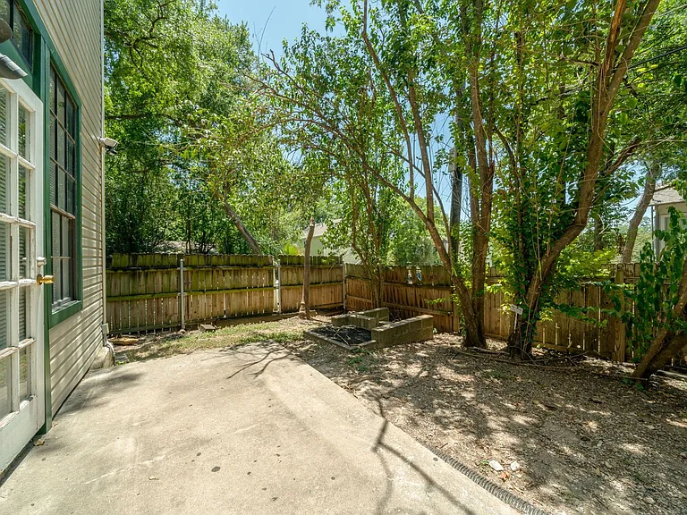2300 Leon St #101 — Photo 35