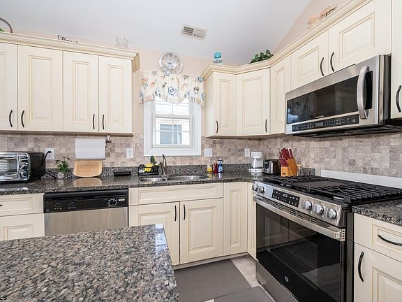 4th image of 916 Ocean Ave #3