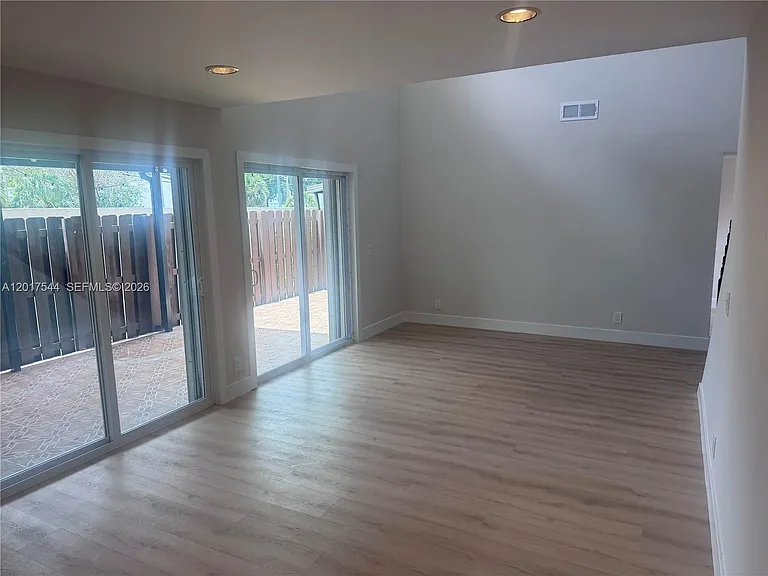 6532 NW 170th Ter — Photo 10
