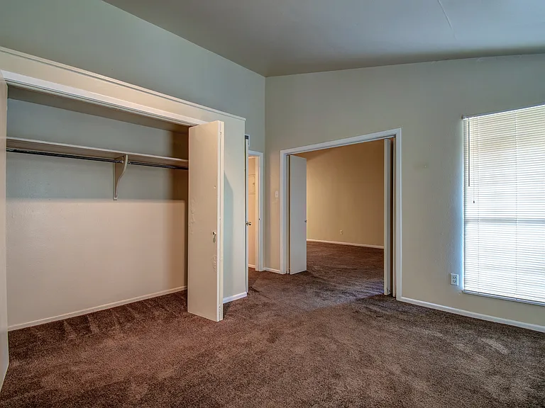 Bay Bluff Apartments — Photo 12