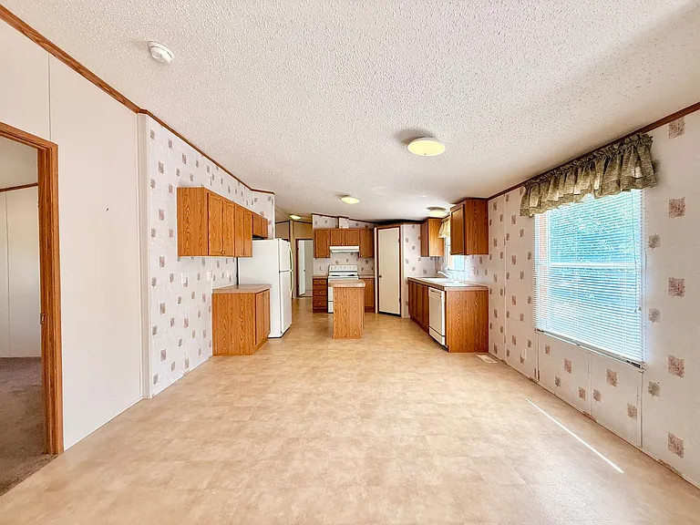 203 Lost Forest Rd — Photo 6