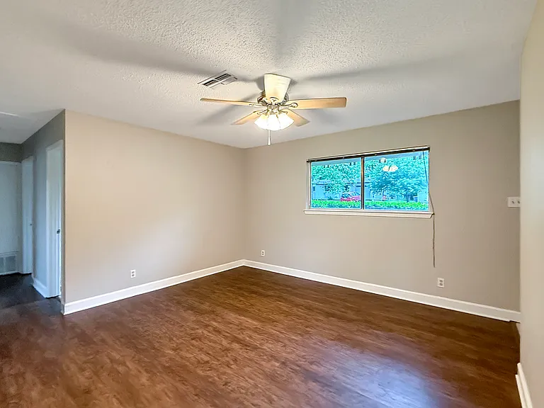 Spacious Living Room (13'x13')
