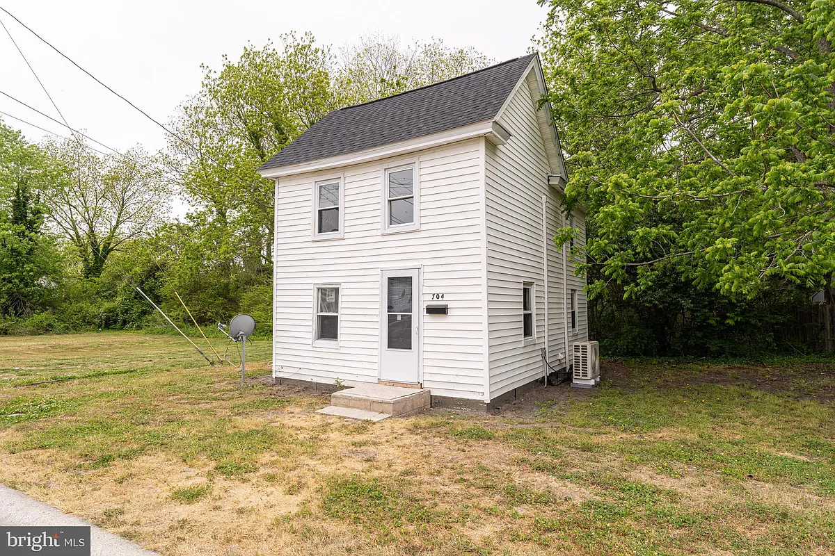 Building Photo - 704 5th St