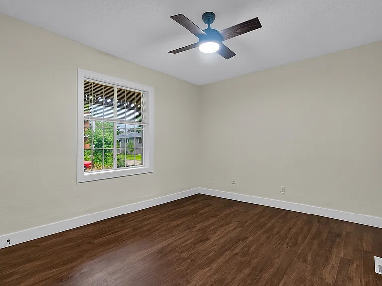 306 12th Ave NE #1 — Photo 5