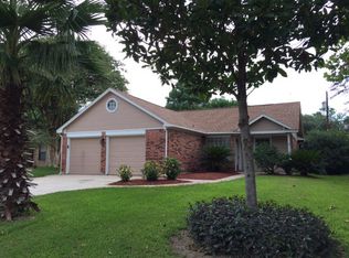621 N Plantation Dr, Angleton, TX 77515