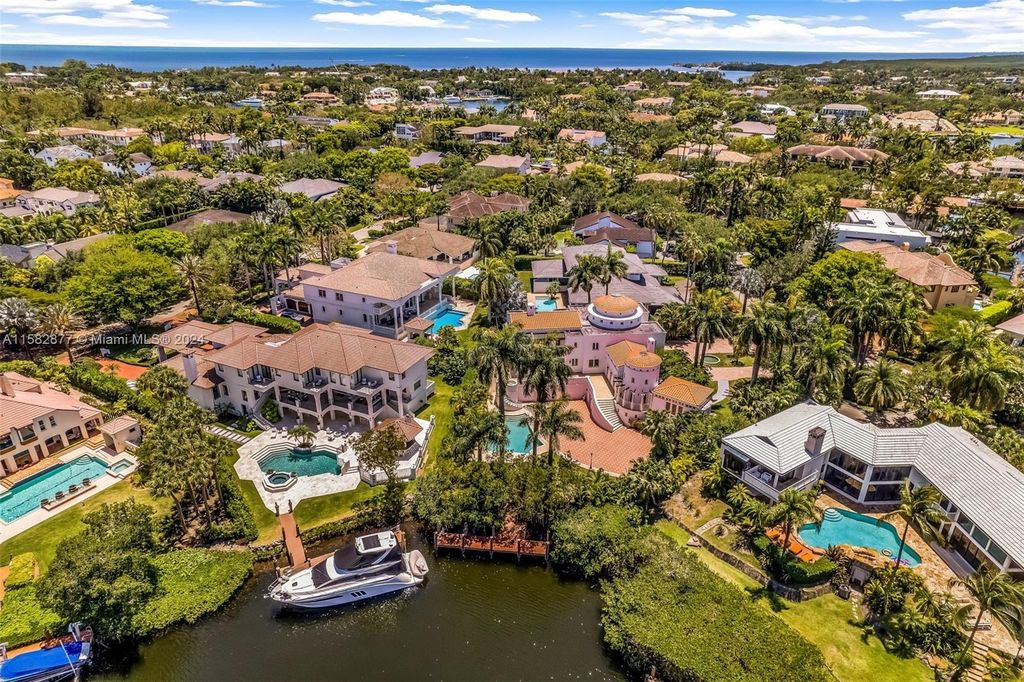 Apartment in Coral Gables, Gables Estates - View 2