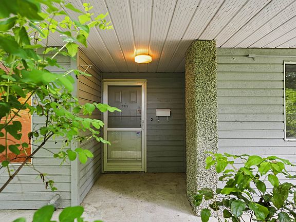 2nd image of 3321 Marquette Cres