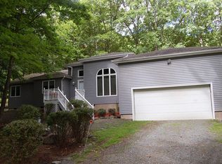 100 Bluestone Dr, Lords Valley, PA 18428