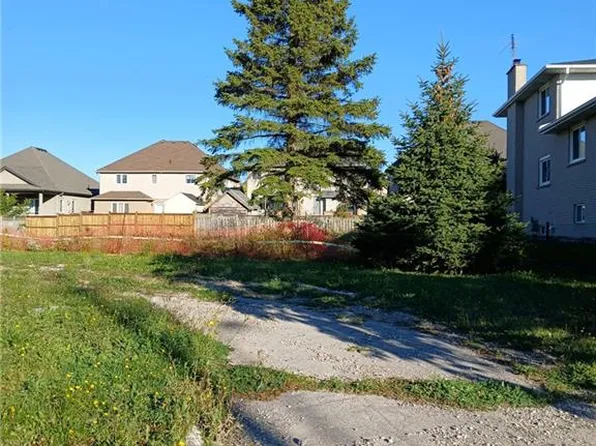 28 2nd Rd W, Stoney Creek, ON L8J 2V3