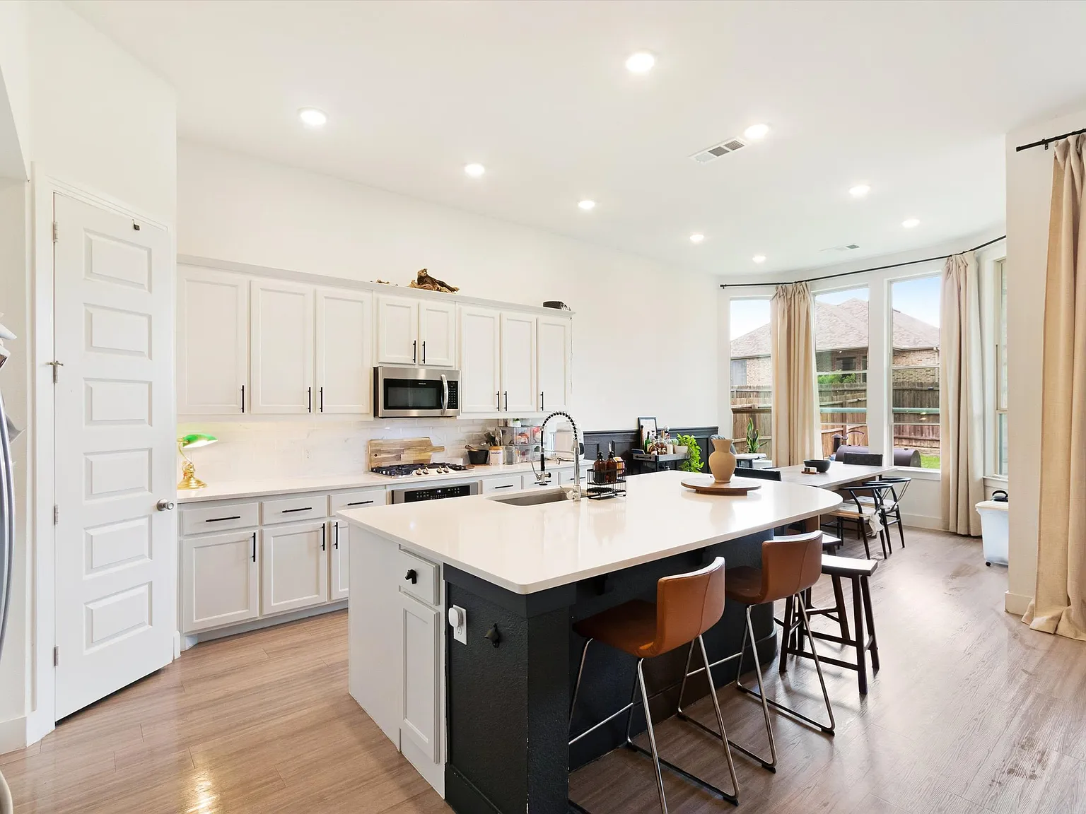 4 bed, 2036 sqft, $2,600 — Photo 3