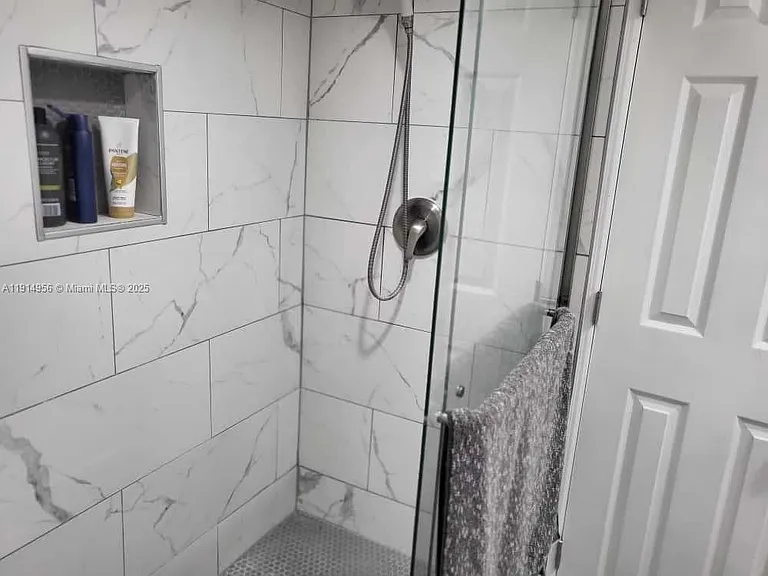 960 N Franklin Ave #960960J — Photo 18