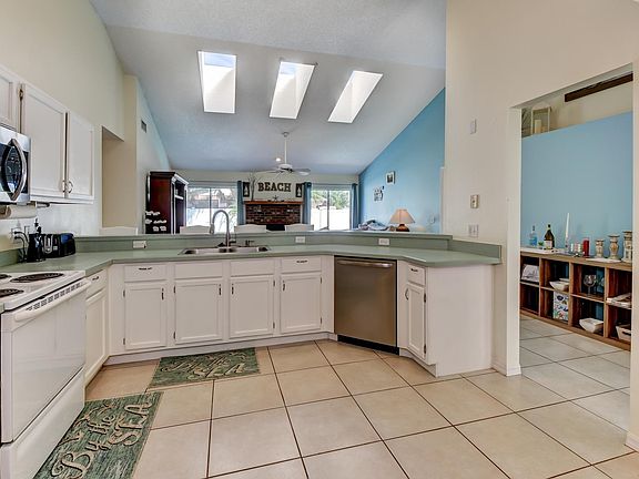 4th image of 1388 Surrey Park Dr