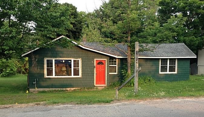 1st image of 104 S Grand Ave