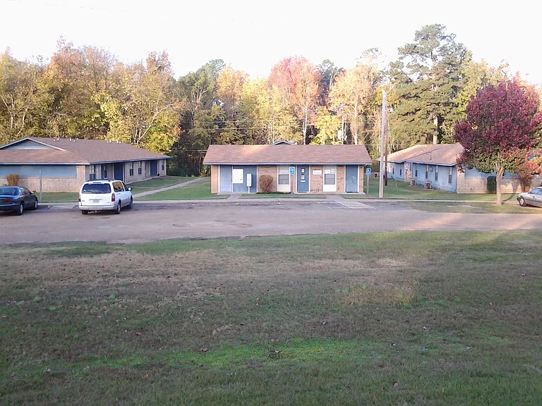305 Highway 8 — Photo 2